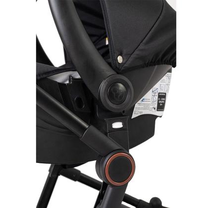 Imagem de Carrinho de Bebê Galzerano Ivy DUO Berço Passeio Moisés com Bebê Conforto Travel System Reclinável Viagem 0 a 15 Kg Preto Caramelo Fecha com Uma Mão