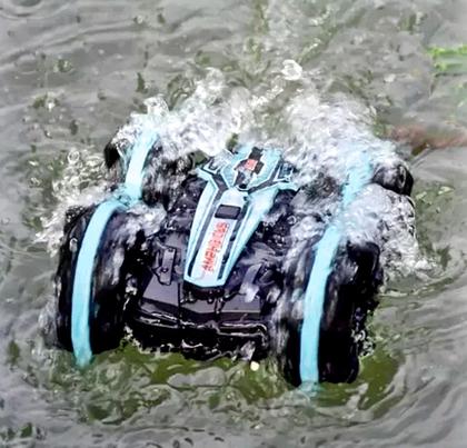 Imagem de Carrinho Preto Azul Com Controle Remoto anda na Terra & Água Com Tração 4x4