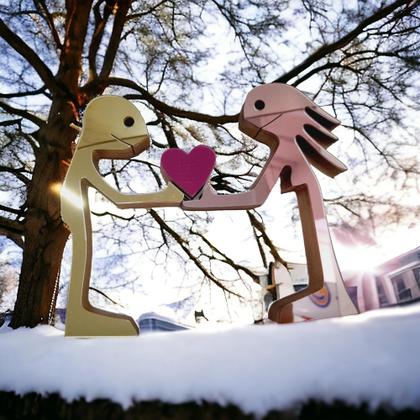 Imagem de Casal romântico escultura de madeira casamento dia dos namorados