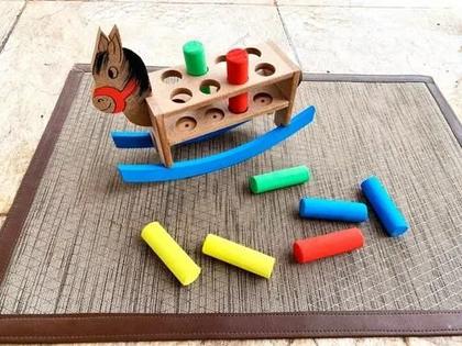 Imagem de Cavalinho Pedagógico Balanço Montessoriano Com Pinos Color