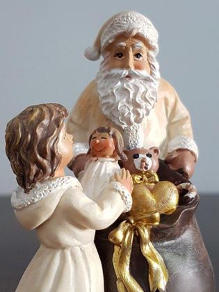 Imagem de Cenário de natal papai noel com cachorro e menina - Rota do Click