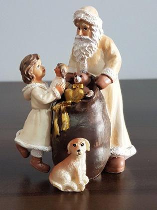 Imagem de Cenário de natal papai noel com cachorro e menina - Rota do Click