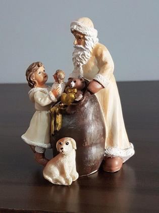 Imagem de Cenário de natal papai noel com cachorro e menina - Rota do Click