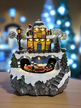 Imagem de Cenario Natalino com Casa decorada , iluminação e Trem em Movimento