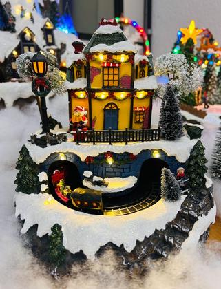 Imagem de Cenario Natalino com Casa decorada , iluminação e Trem em Movimento
