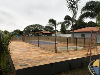 Imagem de Cerca removível para piscina - pintura eletrostática Marrom com base reforçada - módulo de 5 metros