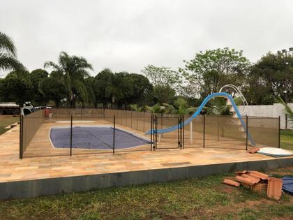 Imagem de Cerca removível para piscina - pintura eletrostática Marrom com base reforçada - módulo de 5 metros