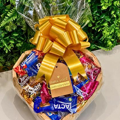Imagem de Cesta de Coração com Chocolates Lacta Pronta para Presentear