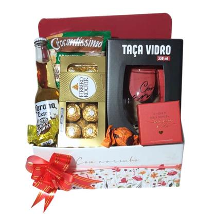Imagem de Cesta Presente Namorados Taça, Ferrero Rocher, Cerveja Corona e Vela Aromática