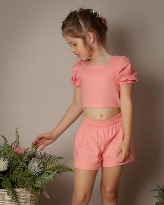 Imagem de CF de linho de cropped com mangas bufantes e short com barra italiana rosa