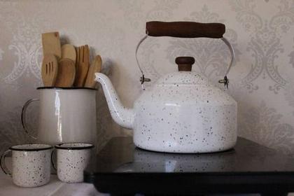 Imagem de Chaleira 2 Lts Esmaltada Cabo Madeira Fogão Indução