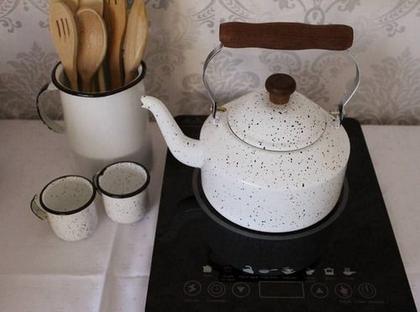 Imagem de Chaleira 2 Lts Esmaltada Cabo Madeira Fogão Indução