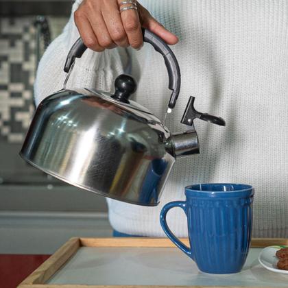 Chaleira de inox 2 litros com apito e alça para café chá - 123util Imagem de Chaleira de inox 2 litros com apito e alça para café chá