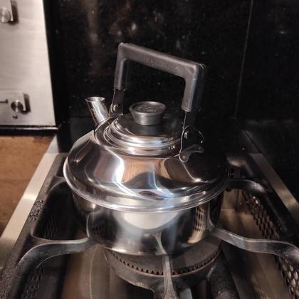 Imagem de Chaleira Inox 2 Litros Tradicional Fogão de Indução Cabo Baquelite sem Apito Zanella