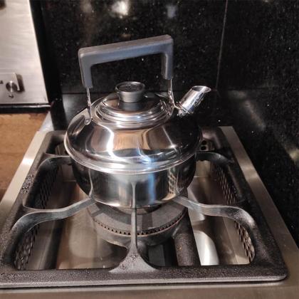 Imagem de Chaleira Inox 2 Litros Tradicional Fogão de Indução Cabo Baquelite sem Apito Zanella