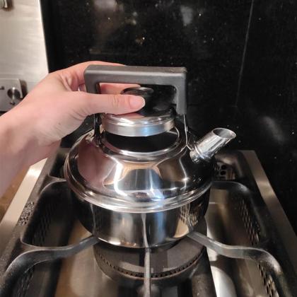 Imagem de Chaleira Inox 2 Litros Tradicional Fogão de Indução Cabo Baquelite sem Apito Zanella