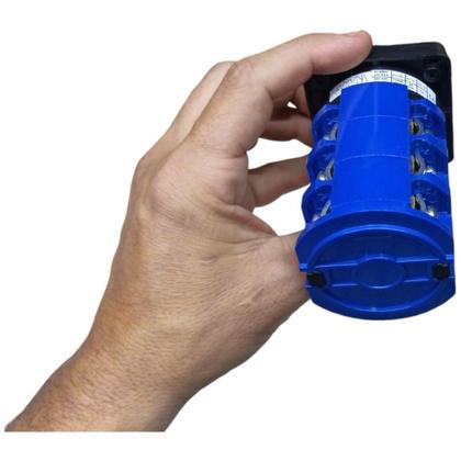Imagem de Chave Rotativa Manual de 63a com 3 Posições 1.0.2 Trifásica Transferência Tripolar