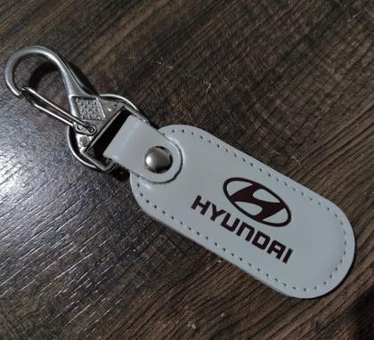 Imagem de Chaveiro Automotivo Hyundai Couro Branco Mosquetão Chave Carro Gancho Metal Argola