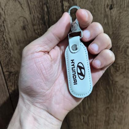 Imagem de Chaveiro Automotivo Hyundai Couro Branco Mosquetão Chave Carro Gancho Metal Argola