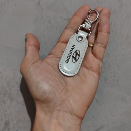 Imagem de Chaveiro Automotivo Hyundai Couro Branco Mosquetão Chave Carro Gancho Metal Argola