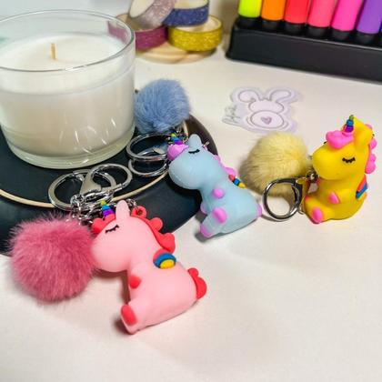 Imagem de Chaveiro fofo Unicórnio com Pompom e Mosquetão