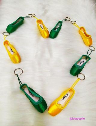 Imagem de Chaveiro Mini Sapatilha de Ballet Cetim Verde e Amarelo Capezio - Acessório Elegante para Bailarinas