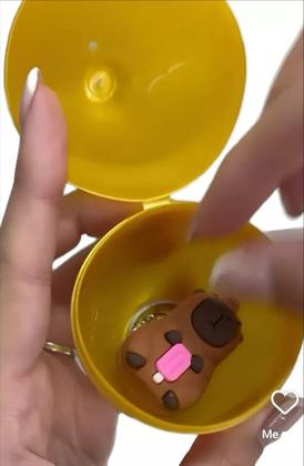 Imagem de Chaveiro Ovos Surpresa Capivara Unidade 1 Lembrança Ideal Para Grande Momentos