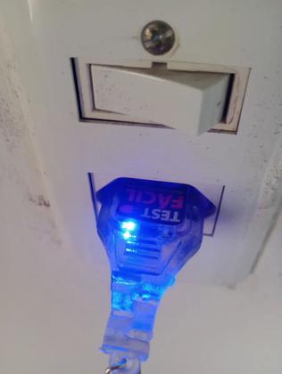 Imagem de Chaveiro Testador De Tomada Identificador Tensão Voltagem para 110/220v - Enviamos no mesmo dia