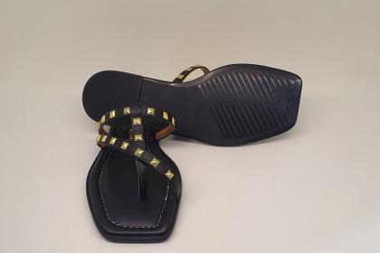 Imagem de Chinelo feminino de dedo Vizzano 6452.102 com spikes rasteirinha rasteira sem salto