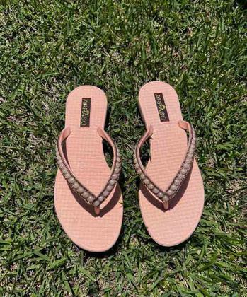 Imagem de Chinelo Sandália Rasteirinha Feminina Artesanal Com Pérolas Arraso