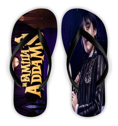 Imagem de Chinelo Temático A Familia Addams Wandinha Letras Douradas Fundo Roxo Tira Preta