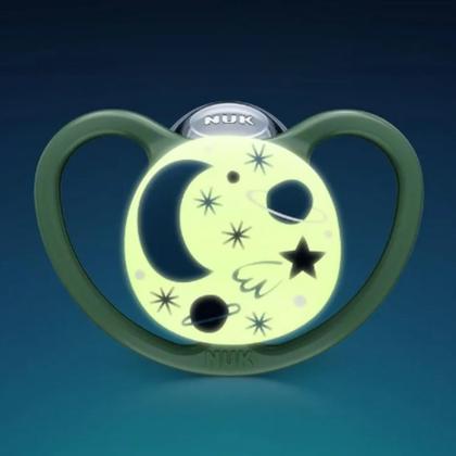 Imagem de Chupeta Nuk Space Glow Brilha no Escuro Bico Silicone Oral Fit 2.0 Estojo Esterilizável Fase 3 +18m