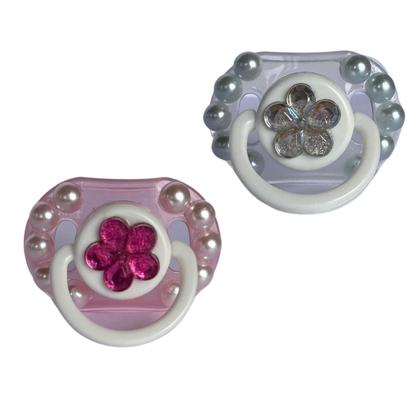 Imagem de chupeta Rosa para bebes reborn Magnética com pérolas + prendedor de chupetas