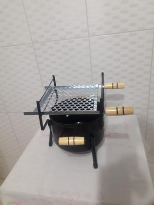 Imagem de Churrasqueira Botijão a Carvão De Mesa Redondinha  C/Grelha Portátil P/Camping Pesca Apartamento