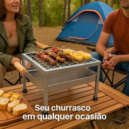 Imagem de Churrasqueira Galvanizada Com Grelha Portátil Aço Anti Corte Camping Viagens Alça Madeira Prático