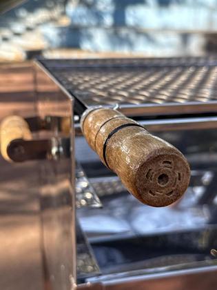 Imagem de Churrasqueira Inox Portatil Dobravel Fechada com Alça de Laterais e Grelha Inox I N1