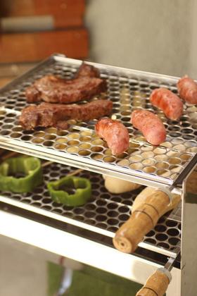 Imagem de Churrasqueira Inox Portatil Dobravel Fechada com Alça de Laterais e Grelha Inox I N1