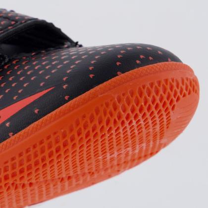 Imagem de Chuteira Umbro Flip Futsal Kids Preta e Laranja