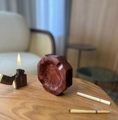 Imagem de Cinzeiro de Madeira Artesanal com Design Vintage