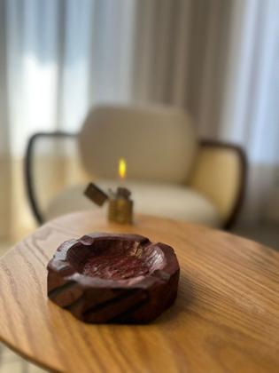 Imagem de Cinzeiro de Madeira Artesanal com Design Vintage