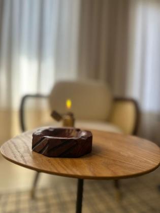 Imagem de Cinzeiro de Madeira Artesanal com Design Vintage