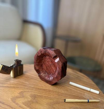 Imagem de Cinzeiro de Madeira Artesanal com Design Vintage