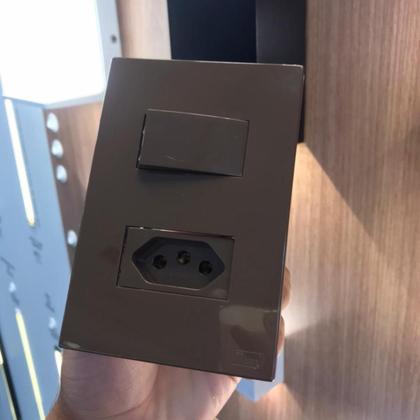 Imagem de Cj interruptor paralelo com tomada 10a recta chocolate gloss brilhante