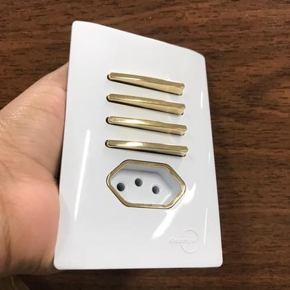 Imagem de Cj quadruplo 3 simples 1 cego tomada 20a com suporte especial 4x2 dicompel novara branco gold dnv1200188brgd