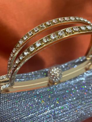 Imagem de Clutch festa, balada revestida em tecido prateado brilhante.