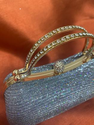 Imagem de Clutch festa, balada revestida em tecido prateado brilhante.