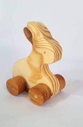 Imagem de Coelho de madeira maciça. Brinquedo artesanal e decoração.