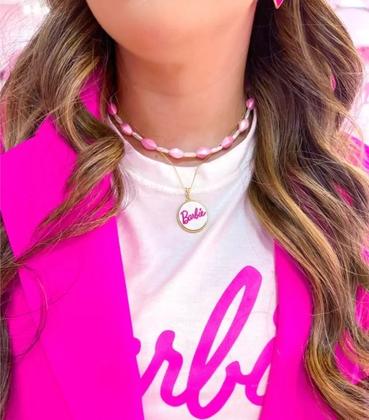 Imagem de Colar Barbie Girl com Pingente Madrepérola Princesa Disney Rose Rosa Pink Lançamento 2023 Tendência Moda Gargantilha