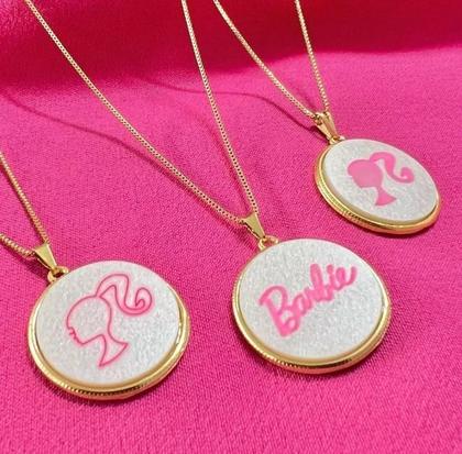 Imagem de Colar Barbie Girl com Pingente Madrepérola Princesa Disney Rose Rosa Pink Lançamento 2023 Tendência Moda Gargantilha