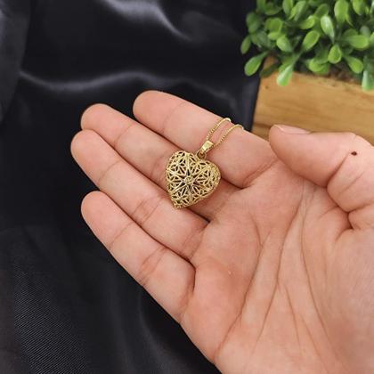 Imagem de Colar com 1 foto relicário coração telado pequeno folheado a ouro 18k